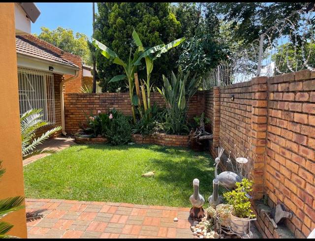 2 BEDROOM TOWNHOUSE FOR SALE IN VANDERBIJLPARK SW 5